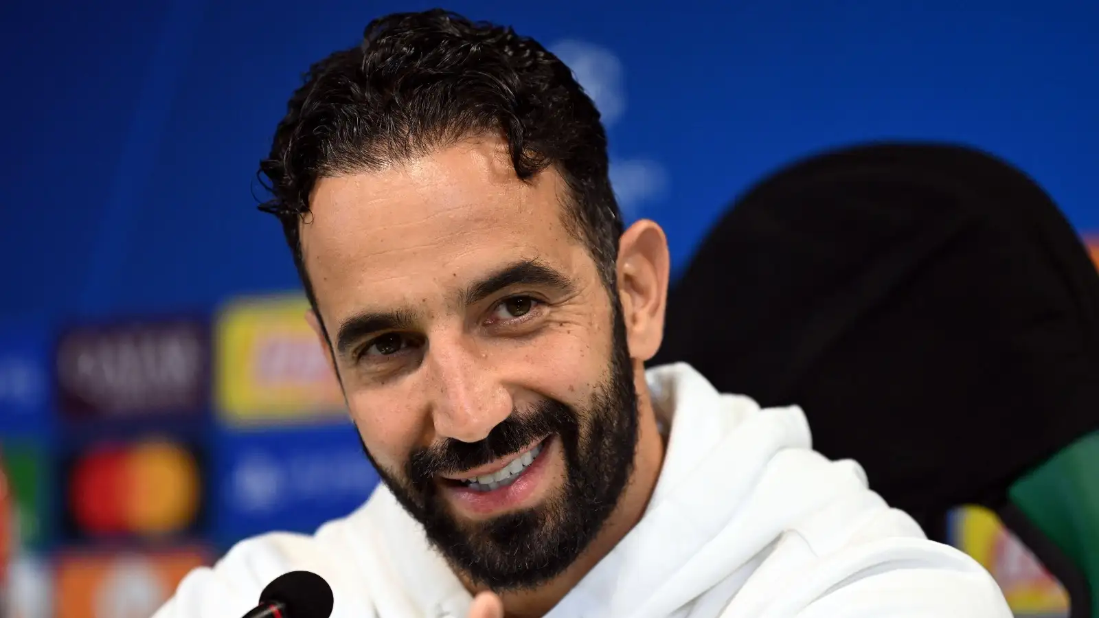 man-utd:-ruben-amorim-makes-sky-sports-reporter-gary-cotterill-look-a-fool-after-‘cold-shoulder’-jibe