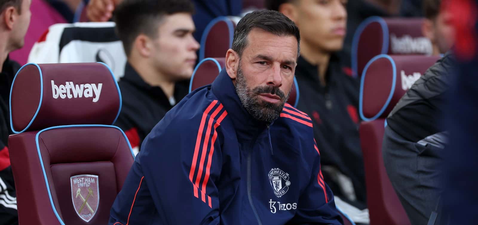 fabrizio-romano-offers-crucial-update-on-van-nistelrooy’s-future-as-amorim-prepares-to-join-united