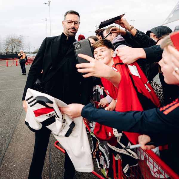 van-nistelrooy-names-team-to-face-foxes