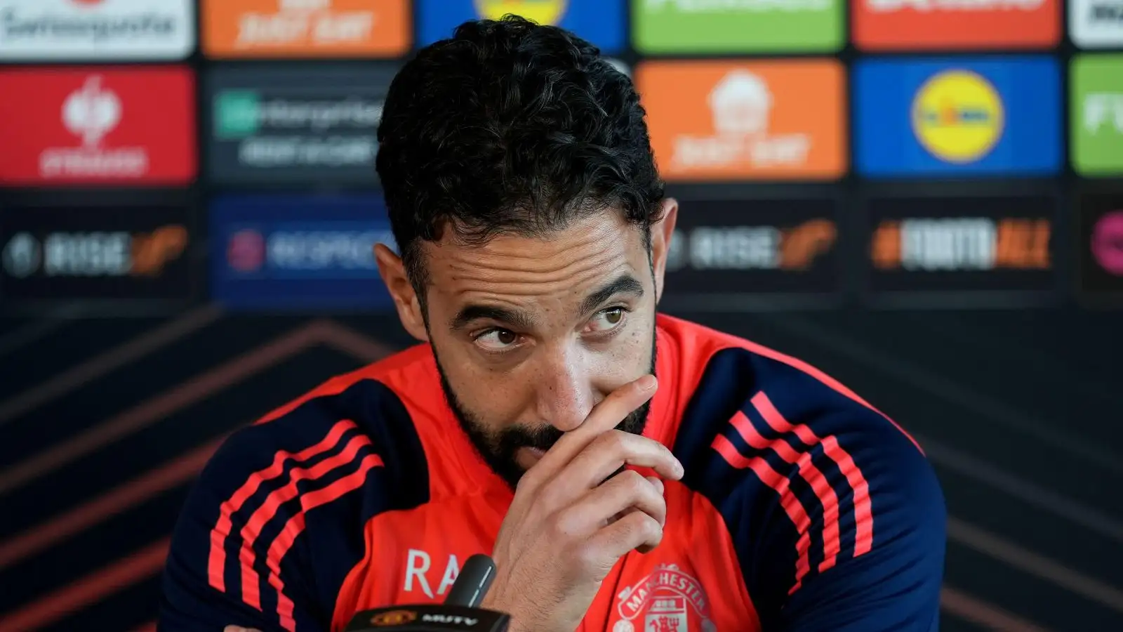 amorim-spotted-‘berating’-man-utd-star-as-he-‘demands-new-signing’-straight-after-ipswich-draw