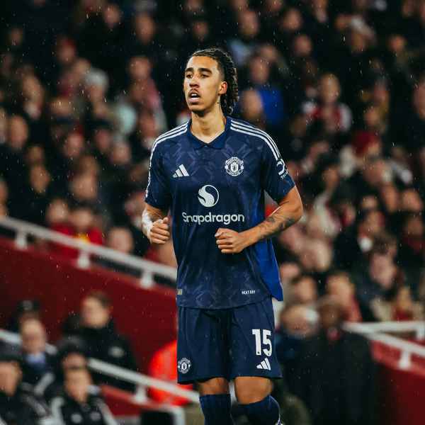 leny-yoro-makes-united-debut-at-arsenal