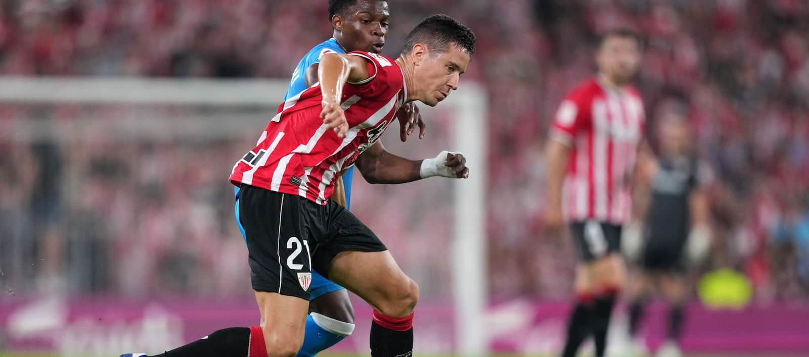 ex-united-man-“motivated”-by-potential-move-to-join-3-former-teammates-at-continental-giant-–-report