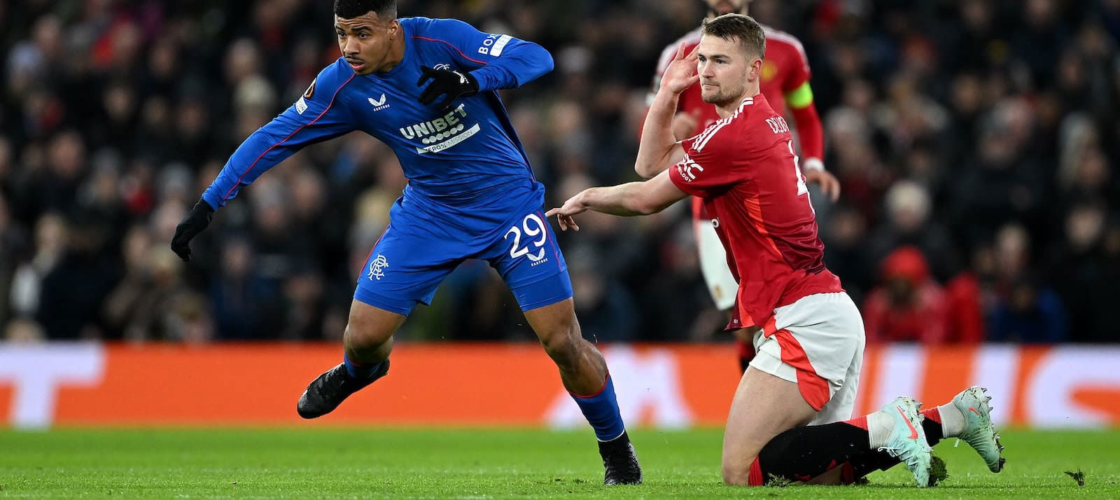 picture:-perfect-boost-ahead-of-crucial-fulham-game-as-injured-quartet-spotted-as-part-of-united’s-travelling-party-–-report