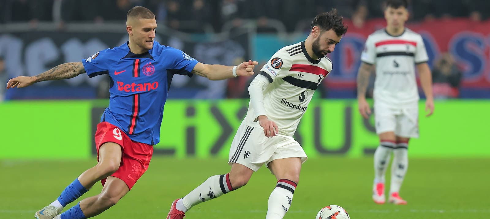 a-rising-star-renewed:-this-playmaker-excelled-in-his-new-role-as-he-lifted-united-to-a-2-0-win-over-fcsb