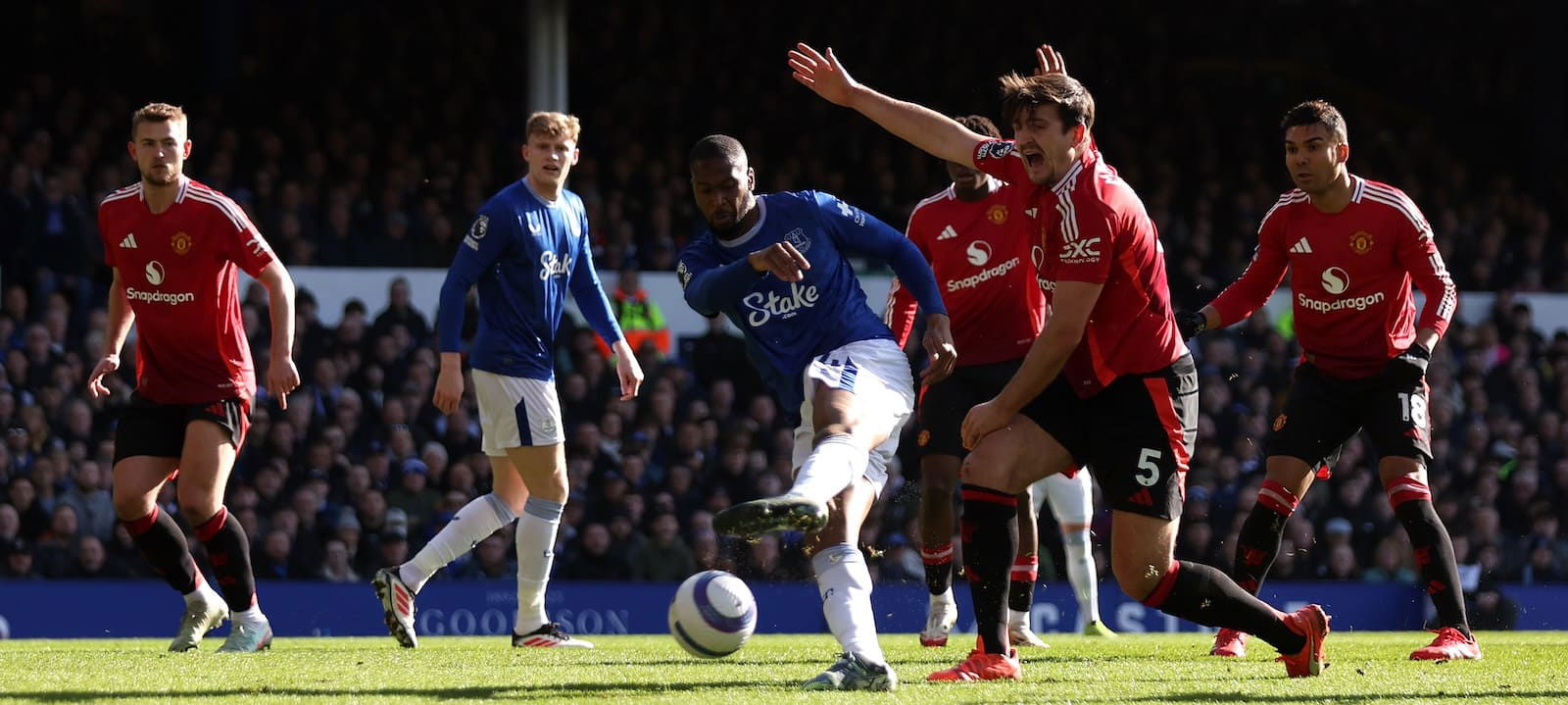 united-star-provides-moment-of-magic-to-launch-nailbiting-comeback-vs-everton