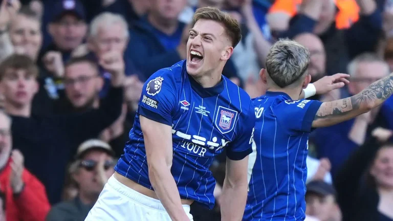 Man Utd transfer: Huge boost as changing release clause revealed for top target in Chelsea battle