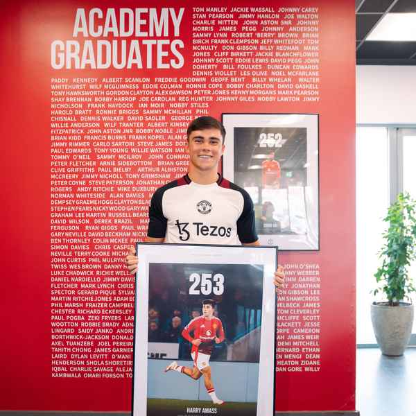 obi-and-amass-receive-debut-gifts