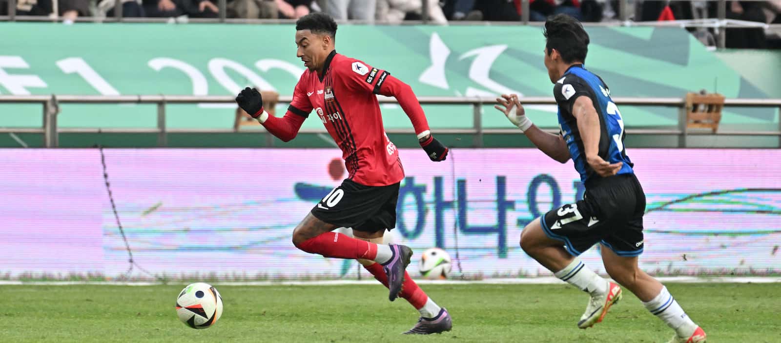video:-former-united-star-sends-fans-crazy-with-25-yard-wonder-strike-in-crucial-league-fixture