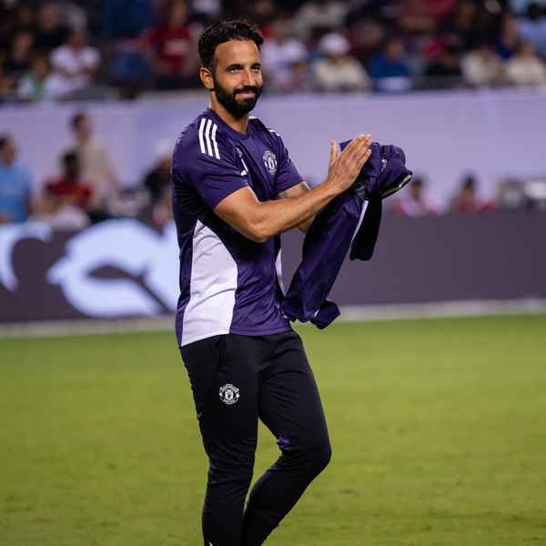 amorim-happy-with-squad-despite-transfer-talk