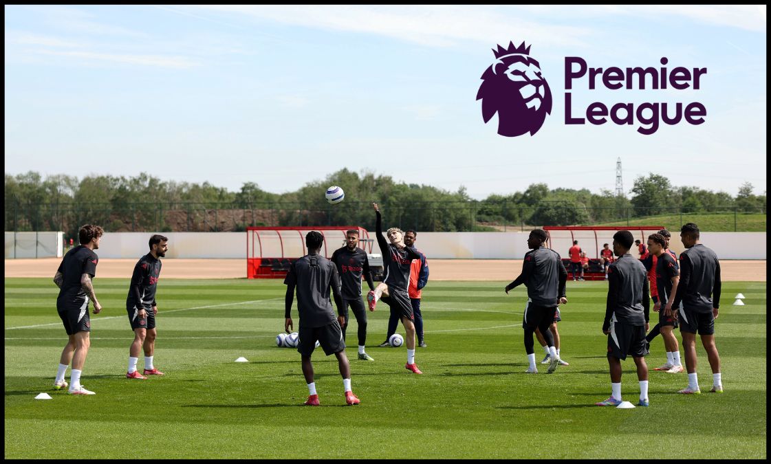 Alejandro Garnacho trains with his teammates at Carrington.