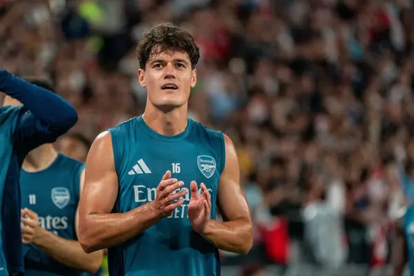 man-united-slammed-for-not-recruiting-midfield-enforcer-who-arsenal-snapped-up-for-only-10m