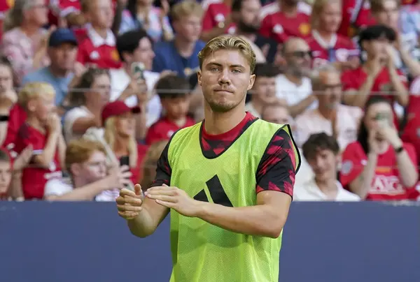 exclusive:-man-united-told-they’d-be-“throwing-money-away”-if-they-replace-hojlund-with-78m-nufc-target