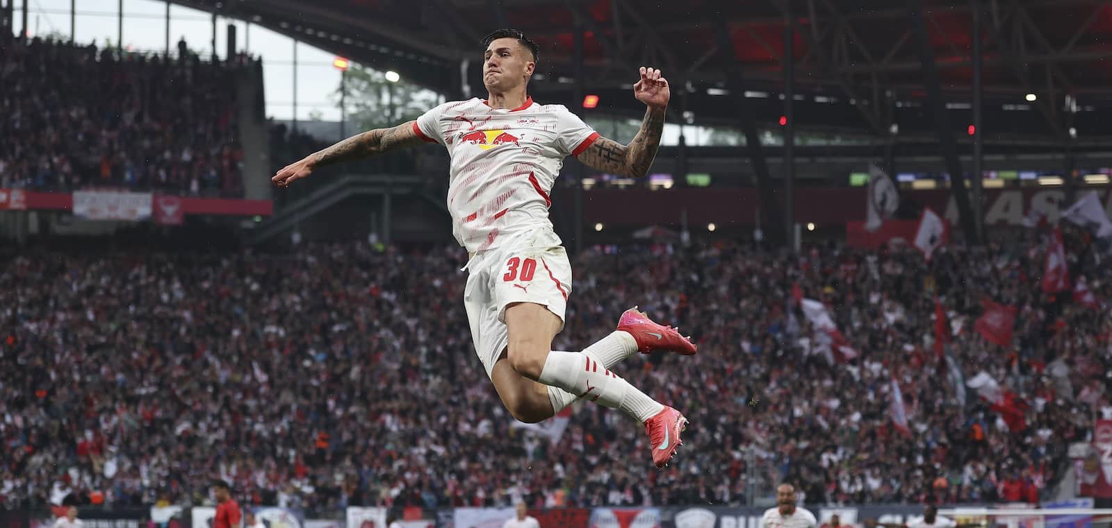 70%-of-fans-believe-united-must-sign-“outstanding”-6’5-monster-before-anyone-else,-he-will-lead-amorim’s-revolution