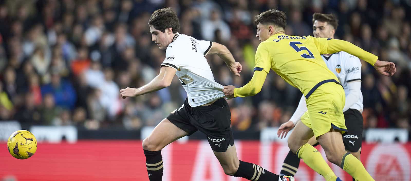 united-midfield-target-takes-bold-step-and-decides-on-future-after-weeks-of-uncertainty-–-report
