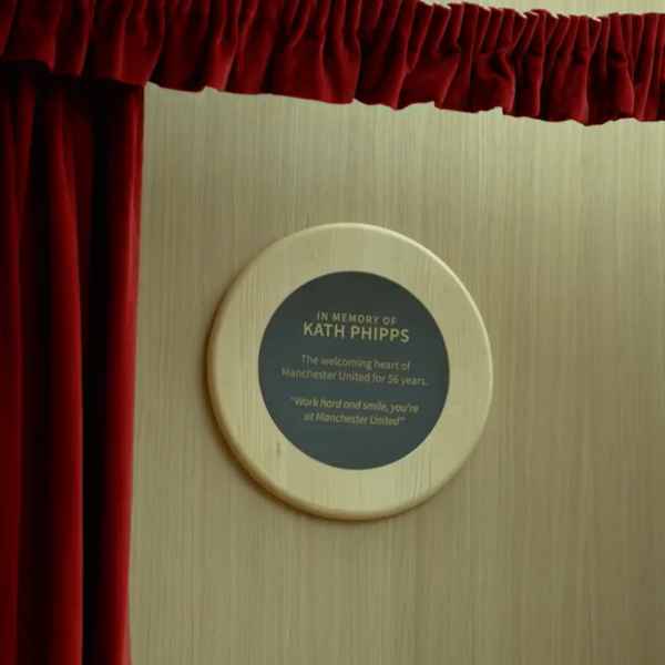 sir-alex-unveils-carrington-plaque