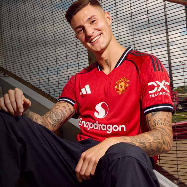 sesko-signs-for-manchester-united
