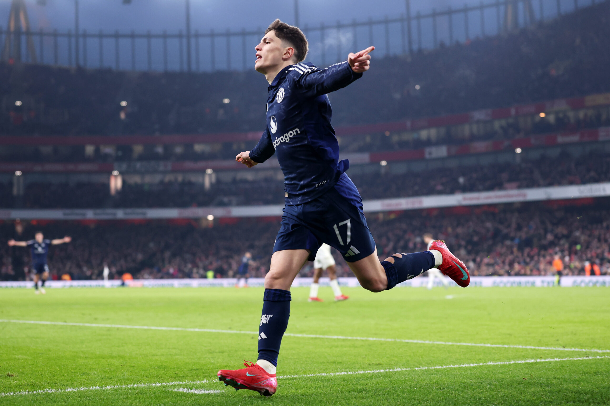 fee-reduced-from-70million-–-player-agrees-terms-and-closes-in-to-secure-manchester-united-exit