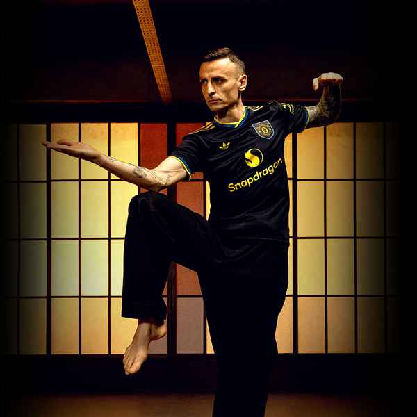 berbatov-in-black