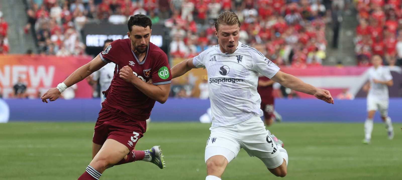 united-fans-respond-with-intriguing-message-over-the-future-of-flop-signing