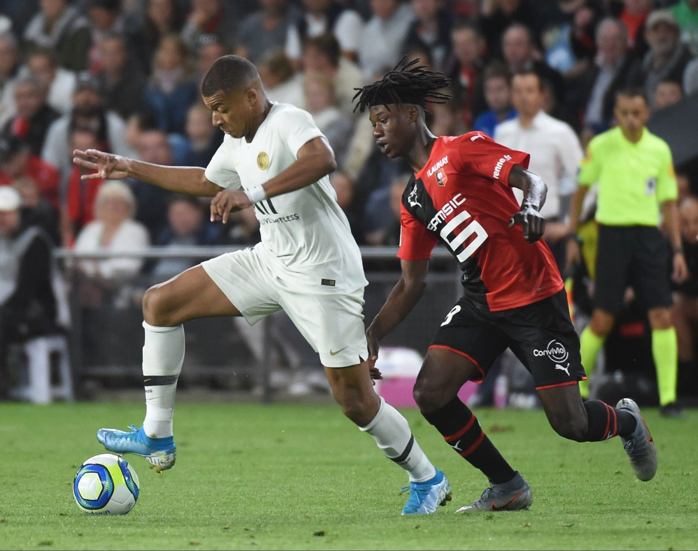 report-–-man-utd-consider-offer-close-to-asking-price-to-sign-207,000-a-week-versatile-star