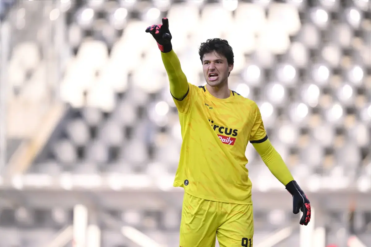 senne-lammens-makes-transfer-stance-clear-as-rival-club-try-to-hijack-17m-man-united-move