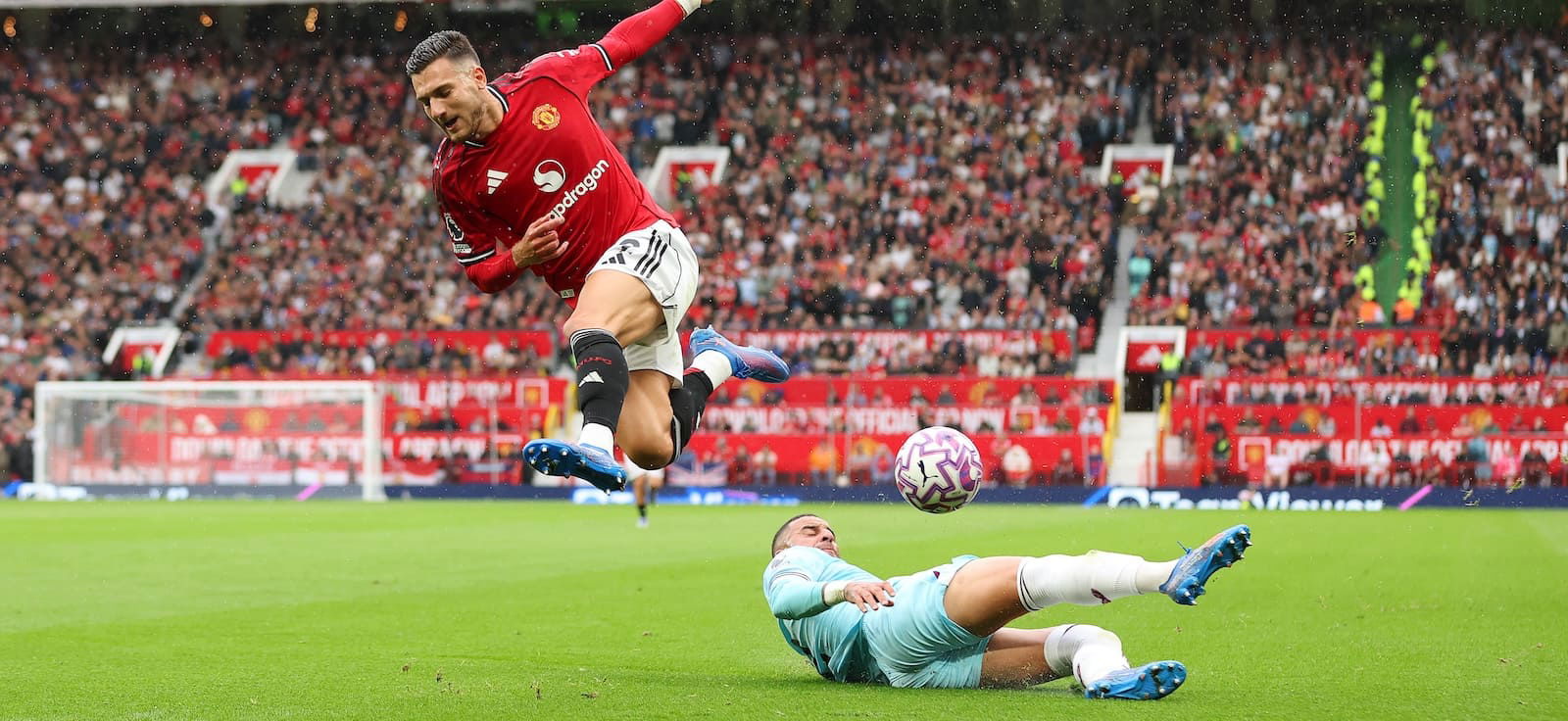 “it’s-really-sloppy”:-former-pl-defender-blames-two-united-stars-for-letting-burnley-back-into-the-game