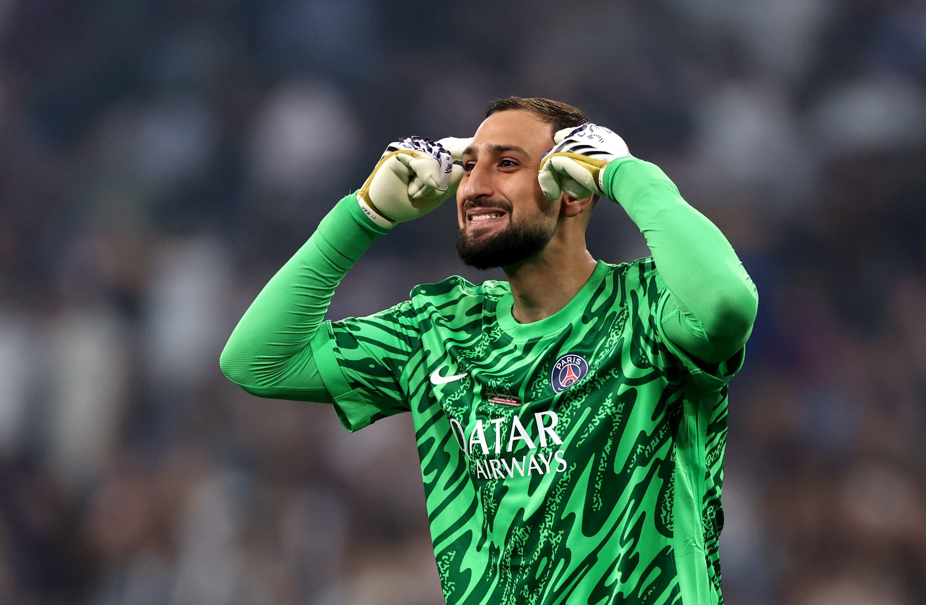 Gianluigi Donnarumma reminds his teammates to focus after PSG score to make it 2-0 in the Champions League final.