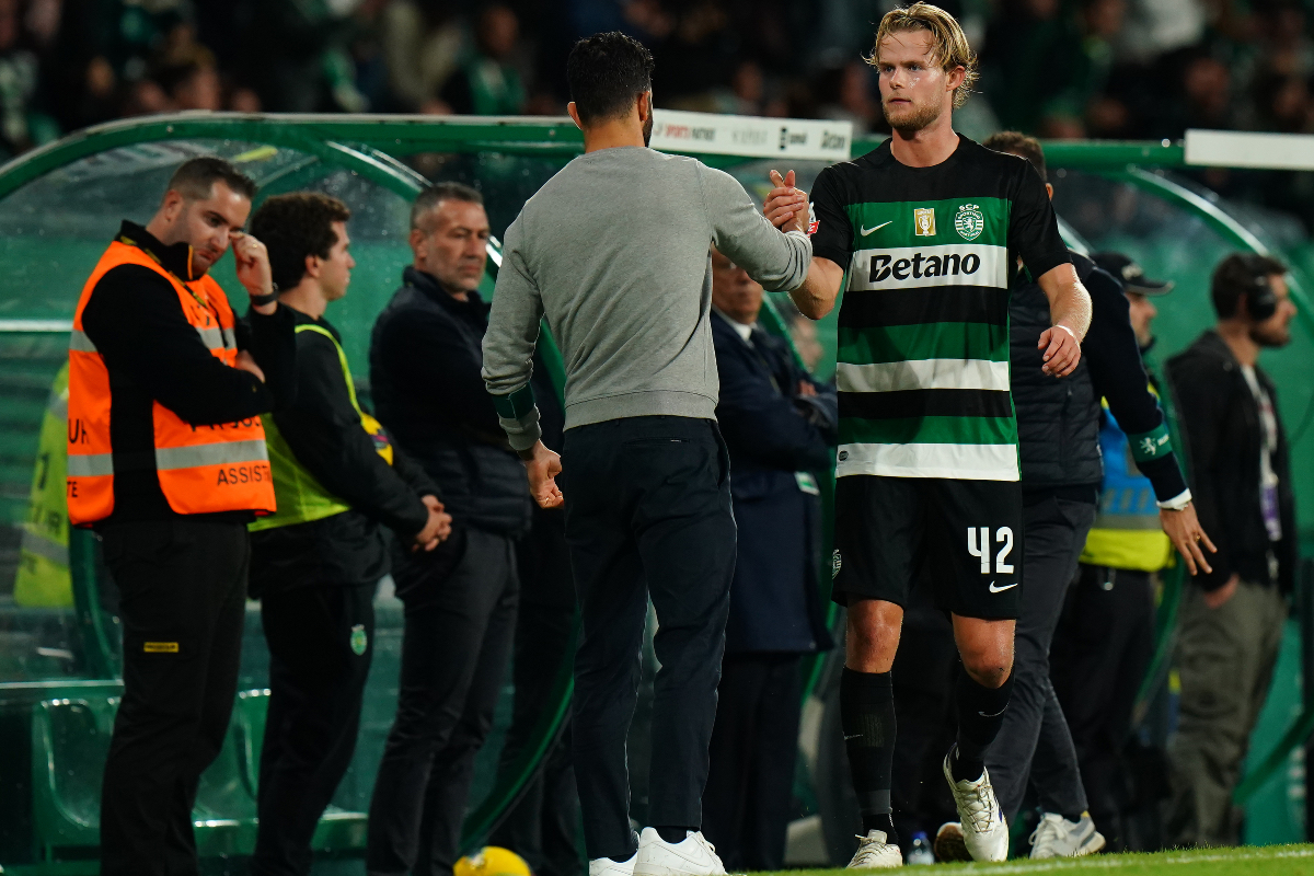 Ruben Amorim shakes the hand of Morten Hjulmand.