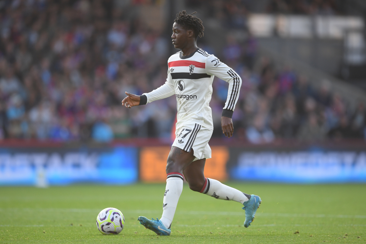 Kobbie Mainoo run with the ball while in action for Man United against Crystal Palace.