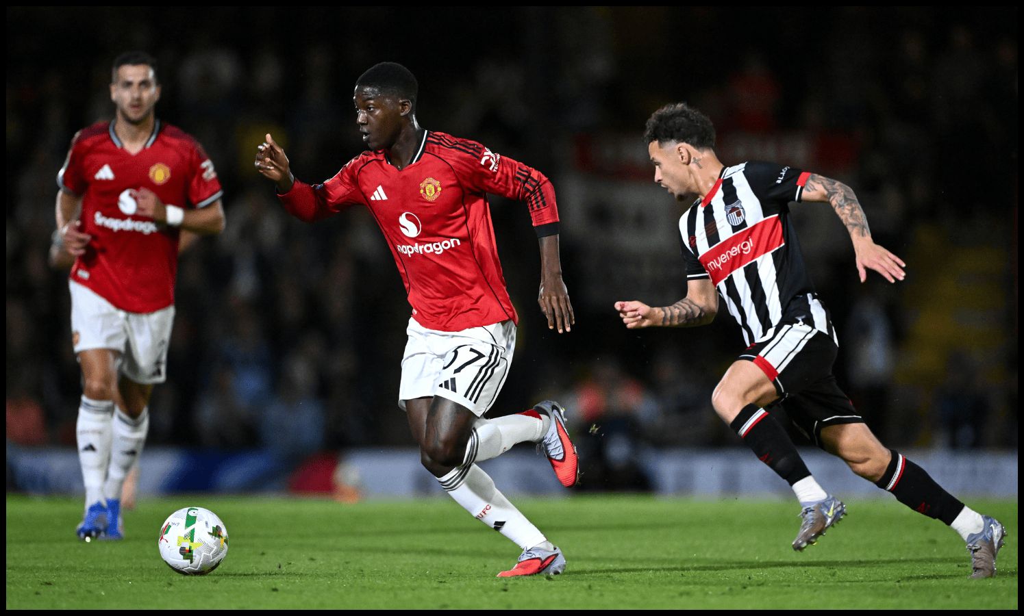 Kobbie Mainoo in action for Man United against Grimsby Town.