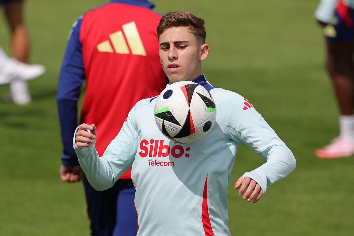 Fermin Lopez warming up for Spain
