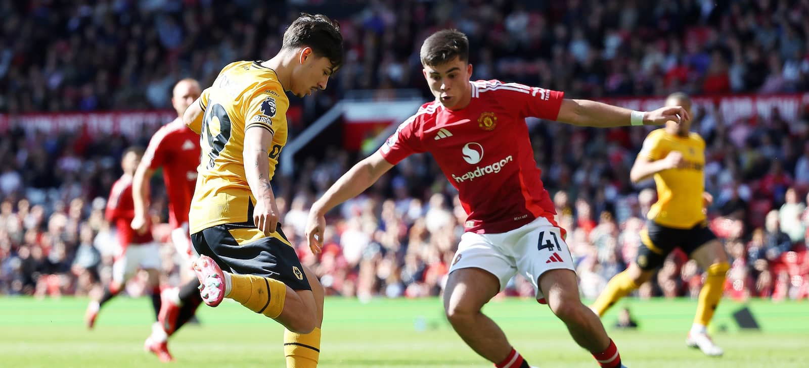 united’s-18-yo-wonderkid-close-to-leaving-old-trafford,-but-a-bizarre-twist-is-holding-up-the-deal-–-bbc