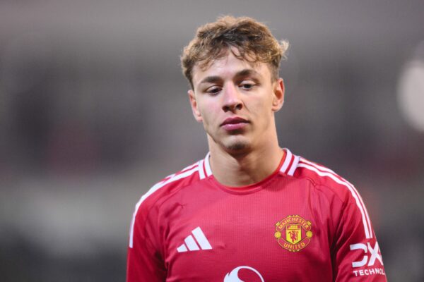 “he’s-a-warrior”:-17yo-united-wonderkid-has-reinvented-himself-in-deeper-role,-could-open-the-door-to-first-team-promotion