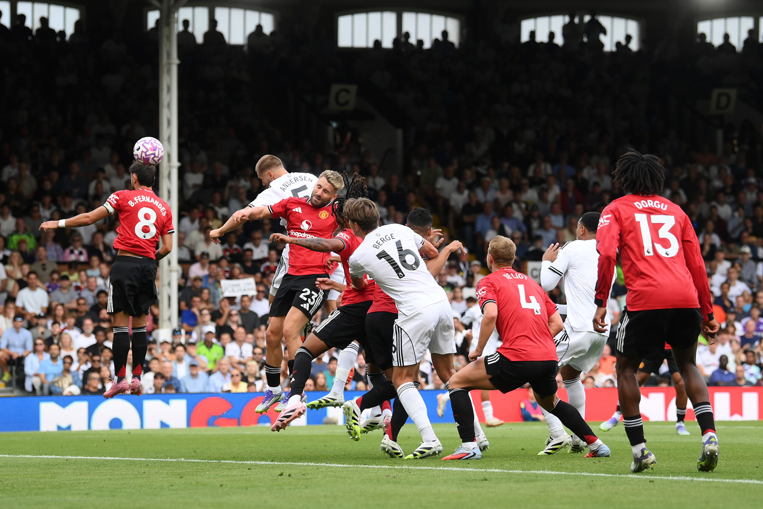 ‘world-class’-man-utd-star-under-pressure-as-young-teammate-eyes-his-spot:-“i-feel-good”