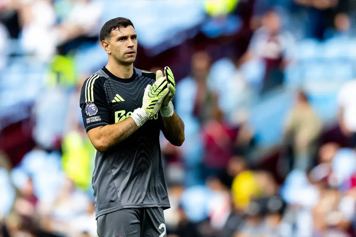 man-united-hammered-for-failing-to-secure-“obvious”-transfer-that-would-have-fixed-one-of-amorim’s-biggest-problems