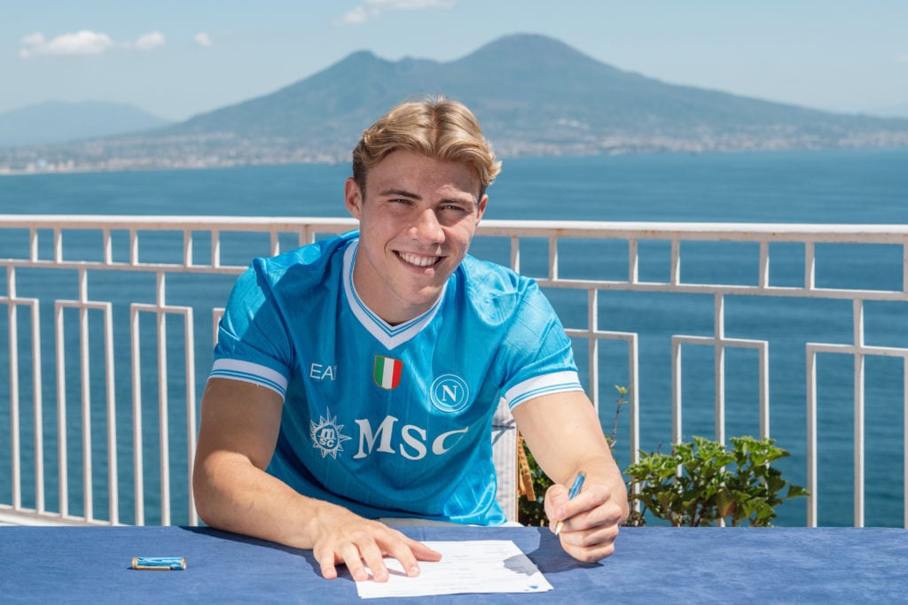 Rasmus Hojlund signs his Napoli contract.