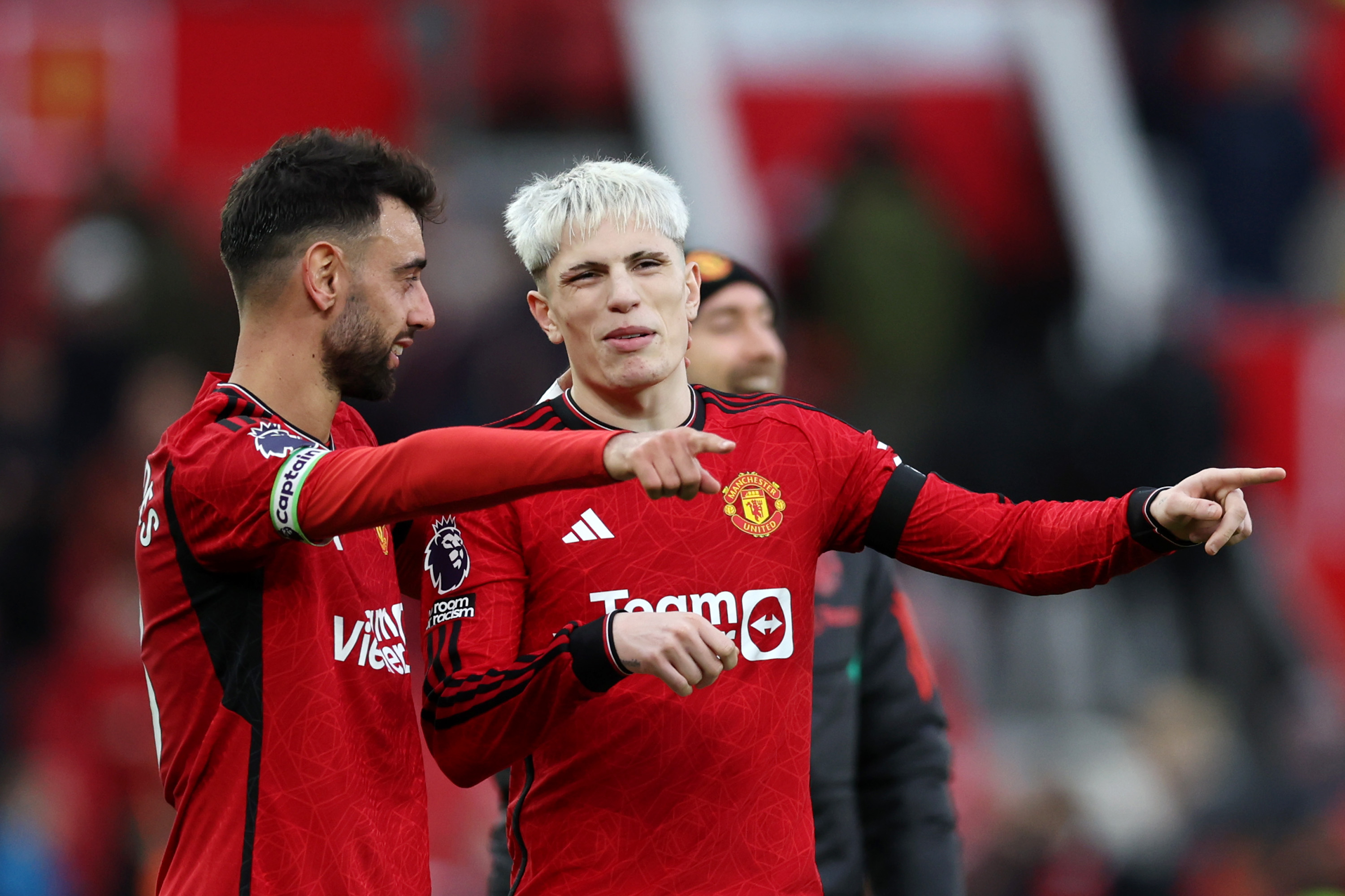 Bruno Fernandes chats with Alejandro Garnacho at full-time.