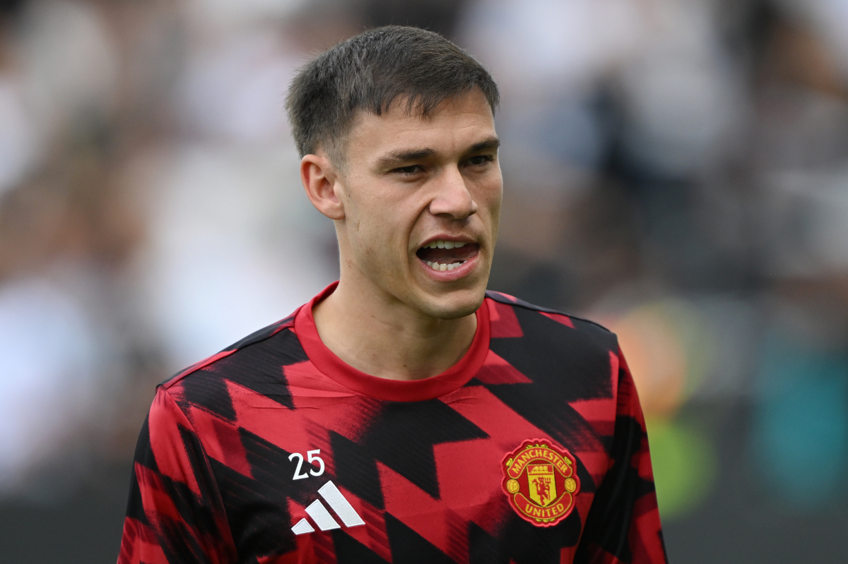 Manuel Ugarte warms up ahead of kick-off for Man United.