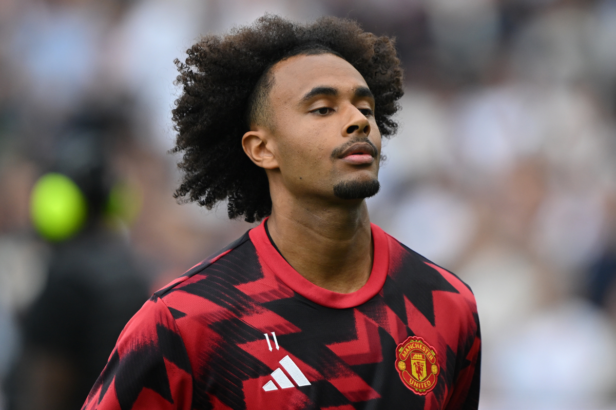 Joshua Zirkzee warms up prior to kick-off between Man United and Fulham at Craven Cottage.
