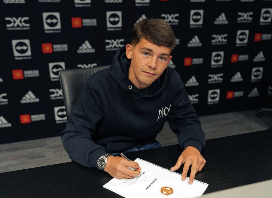 Shea Lacey signing his first Man Utd contract