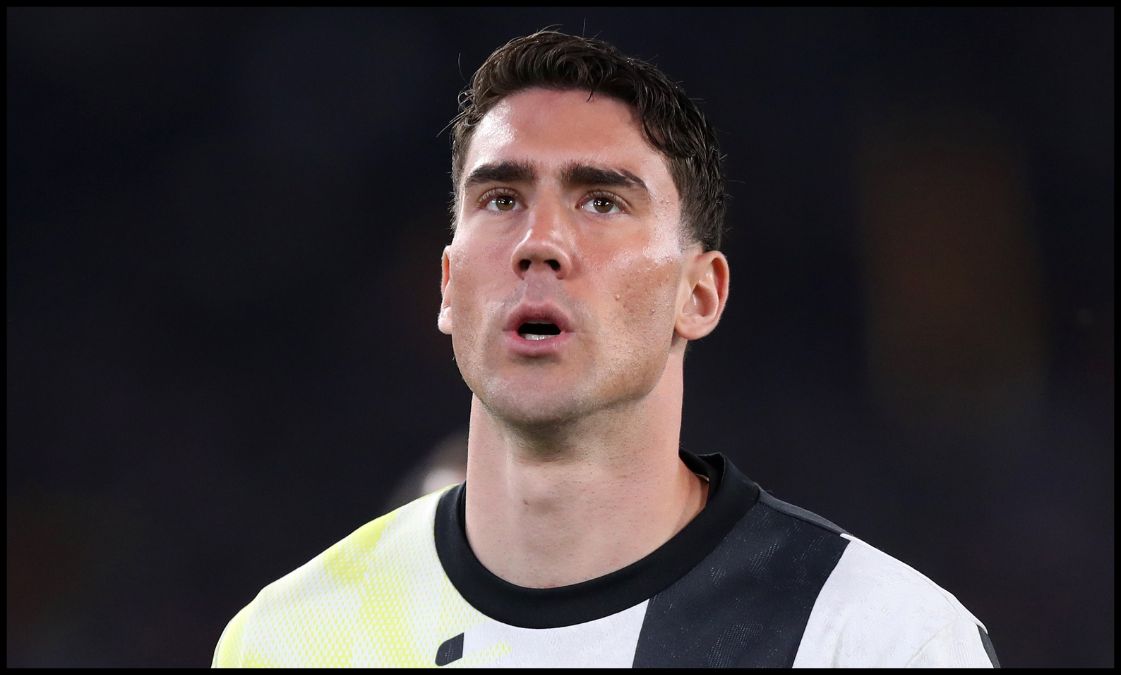 Dusan Vlahovic on the pitch for Juvenus