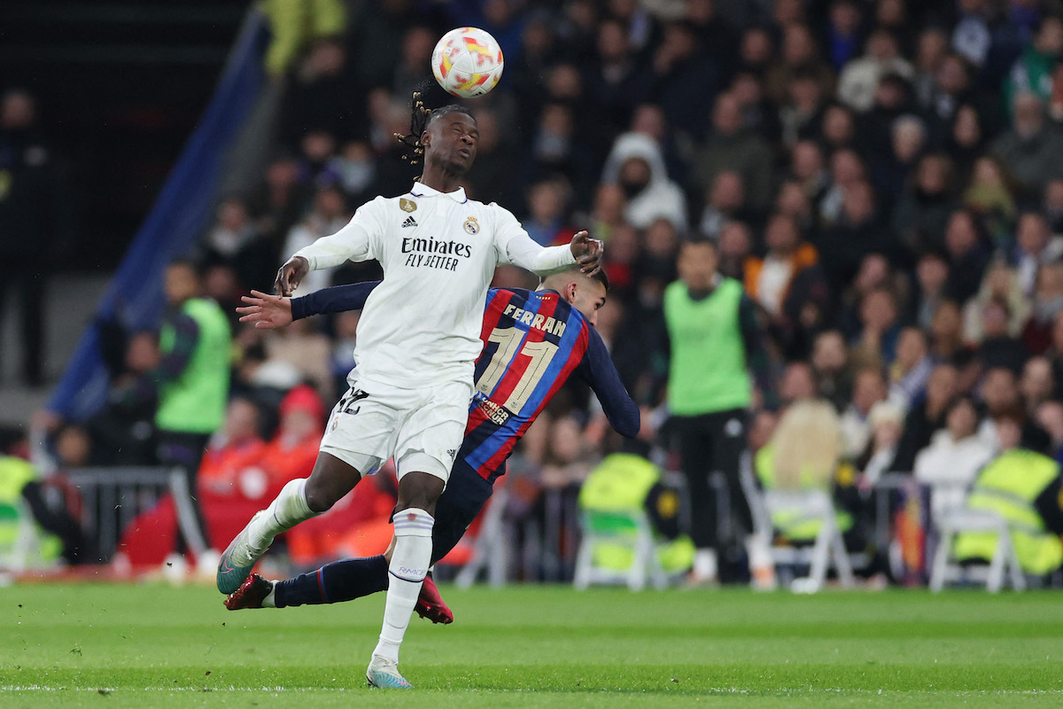 Real Madrid's French midfielder Eduardo Camavinga (L) vies with Barcelona's Spanish forward Ferran Torres during the Copa del Rey