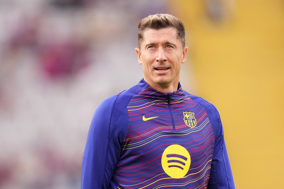Robert Lewandowski warming up