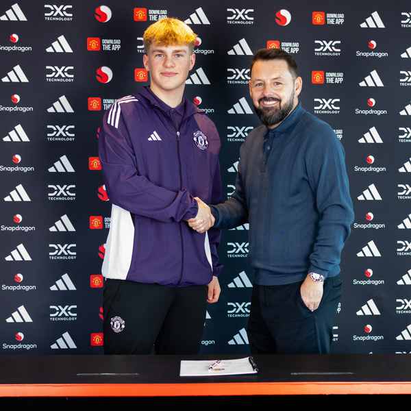 united-sign-academy-goalkeeper