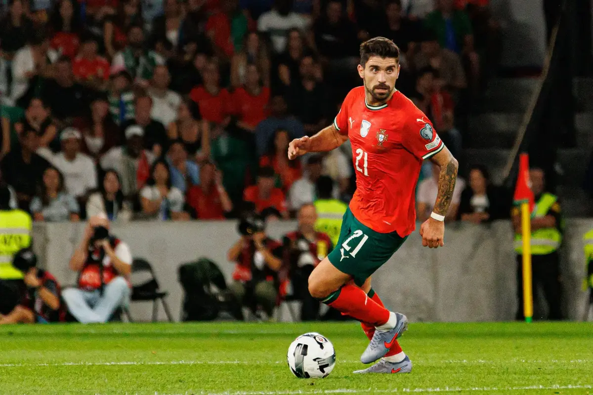 ‘no-brainer’-‘still-one-of-the-best-midfielders-in-the-world’-fans-back-man-utd-to-secure-‘bargain’-20m-deal