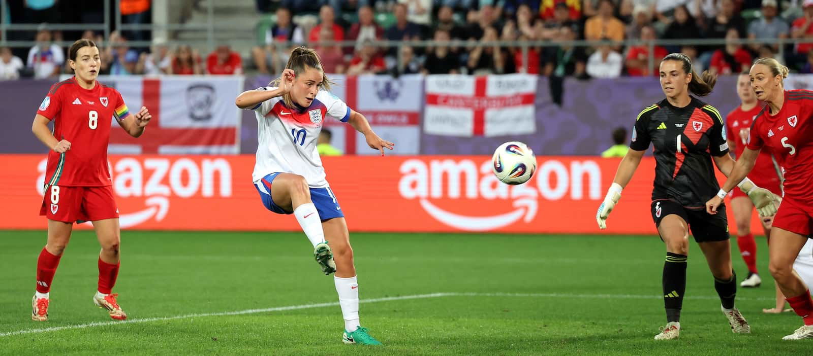 official:-man-united’s-ella-toone-receives-mbe-for-her-services-to-football