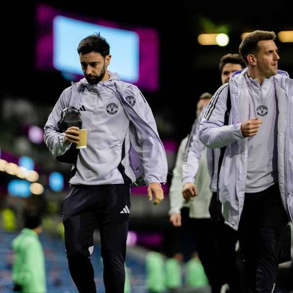 positive-news-as-reds-squad-arrives-at-burnley