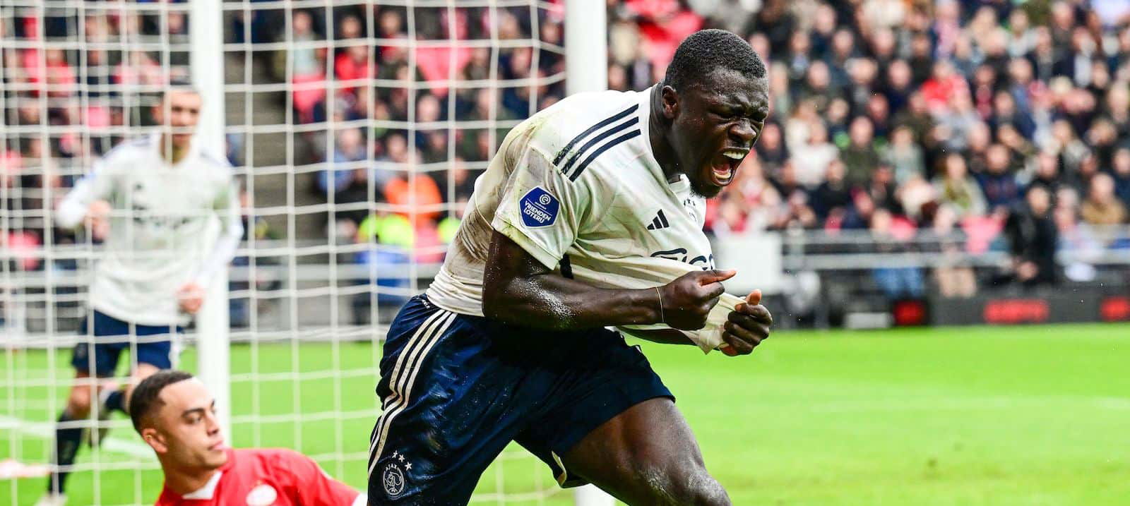 “couldn’t-resist”:-united-made-e40m-offer-for-sunderland-star-taking-pl-by-storm-with-brute-force-–-report