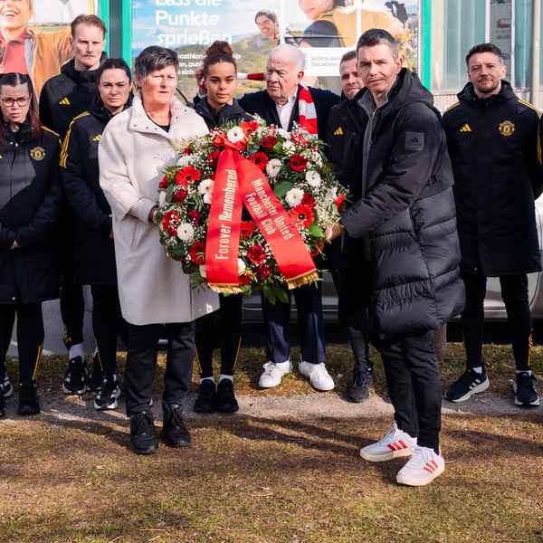 women’s-players-and-staff-visit-manchesterplatz