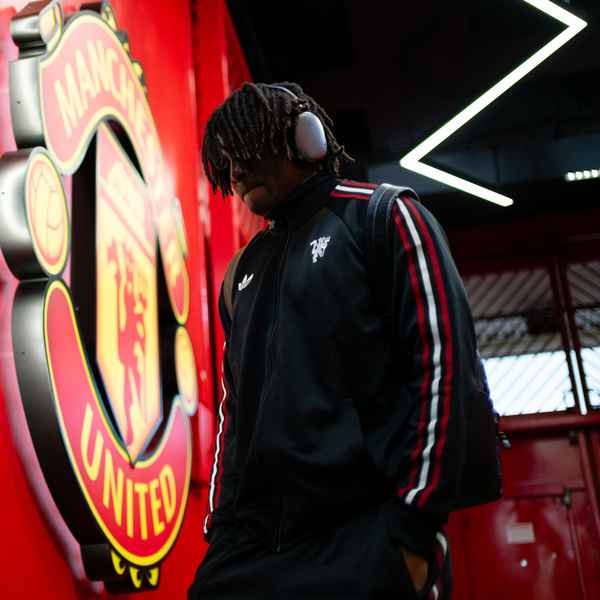 dorgu-arrives-with-united-squad